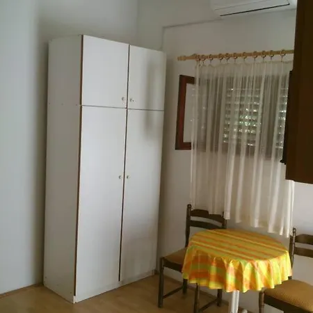 Adorable 2-person With Free Parking, Olive Garden & Open Terrace Zadar